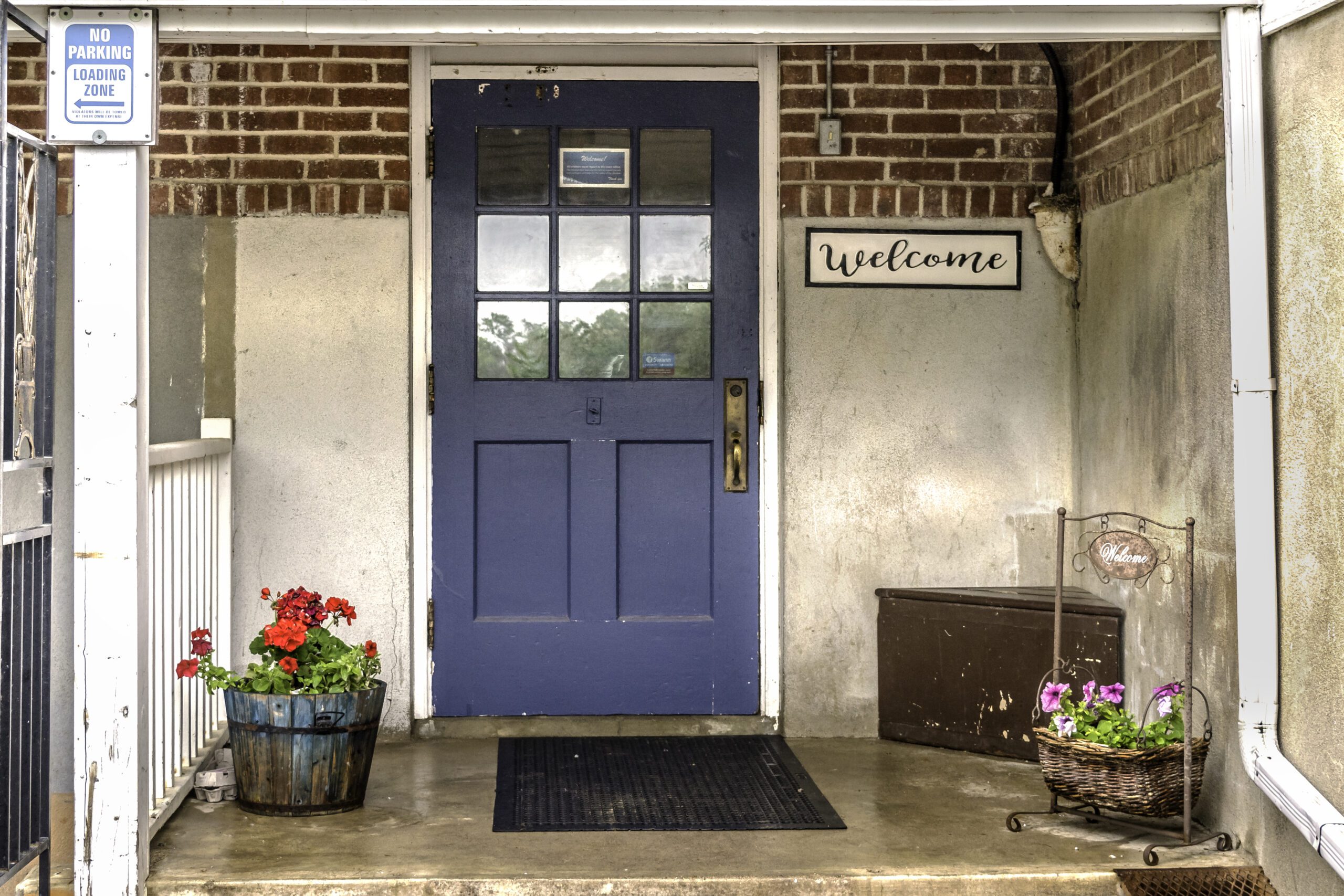 Welcome note near door Welcome note near door